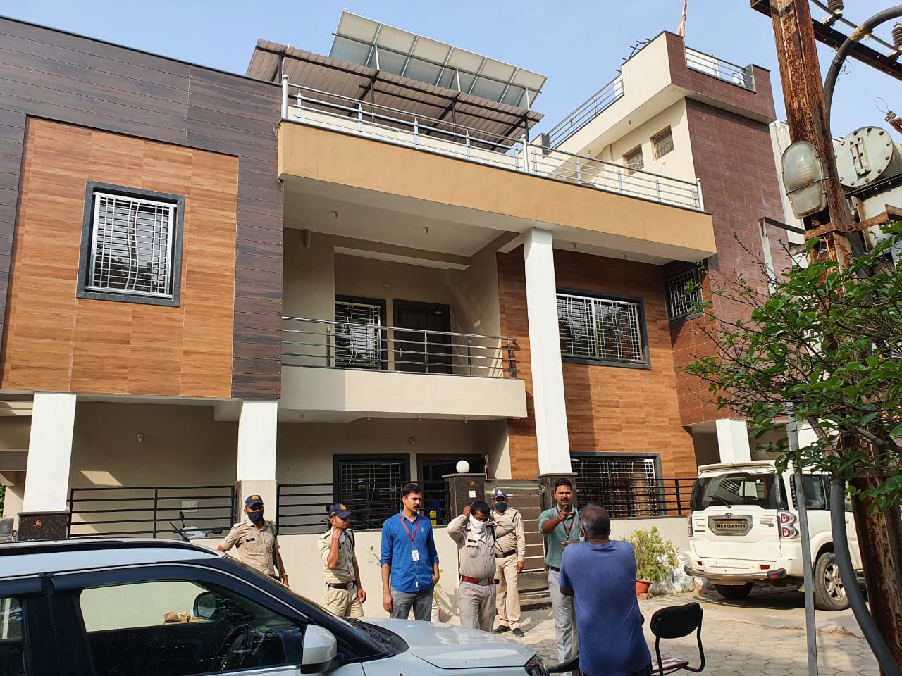 MP: EOW raids at Two Premises of PWD’s Engineer, Unearths Assets Worth Crores MP: EOW raids at Two Premises of PWD’s Engineer, Unearths Assets Worth Crores