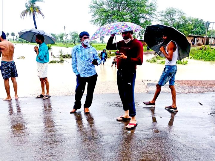 Madhya Pradesh Floods: Alertness of SDM Kolaras Rescues 75 West Bengal Migrant Labourers Madhya Pradesh Floods: Alertness of SDM Kolaras Rescues 75 West Bengal Migrant Labourers