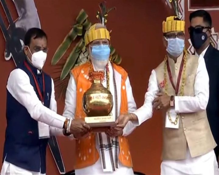 Prime Minister Modi Slams Congress for ‘Ignoring’ Tribals, Inaugurates World-Class Railway Station Rani Kamlapati Prime Minister Modi Slams Congress for ‘Ignoring’ Tribals, Inaugurates World-Class Railway Station Rani Kamlapati