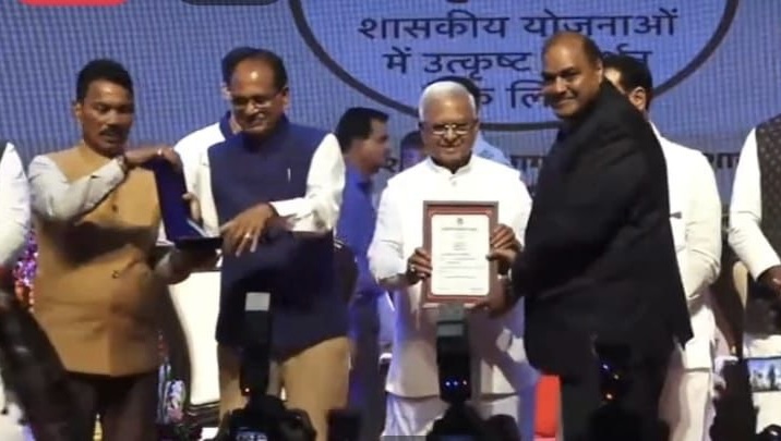 Retired IAS Ashish Saxena conferred with CM Excellence Award for innovation ‘Samjhauta Se Samadhan’ Retired IAS Ashish Saxena conferred with CM Excellence Award for innovation ‘Samjhauta Se Samadhan’