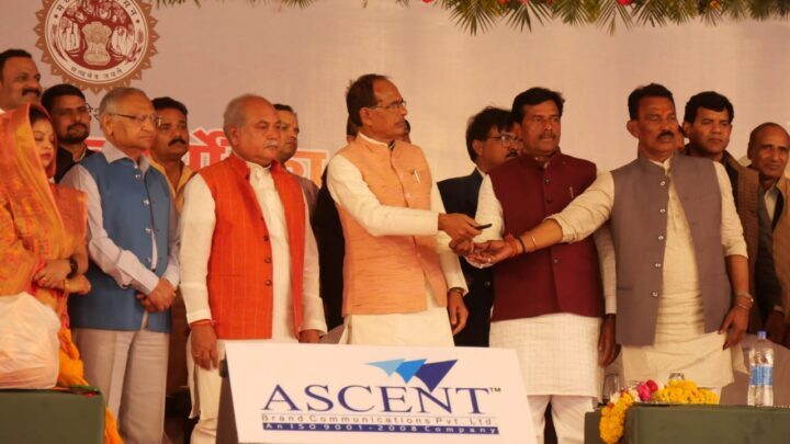 CM Chouhan, Union Minister Tomar lay foundation stone for several infrastructural projects of over Rs 84 crores in Gwalior-Rural constituency CM Chouhan, Union Minister Tomar lay foundation stone for several infrastructural projects of over Rs 84 crores in Gwalior-Rural constituency
