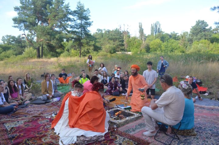 Ukrainian Sadhu of Juna Akhada Makes Completed Wedding of his Country’s Couple with Vedic Rituals