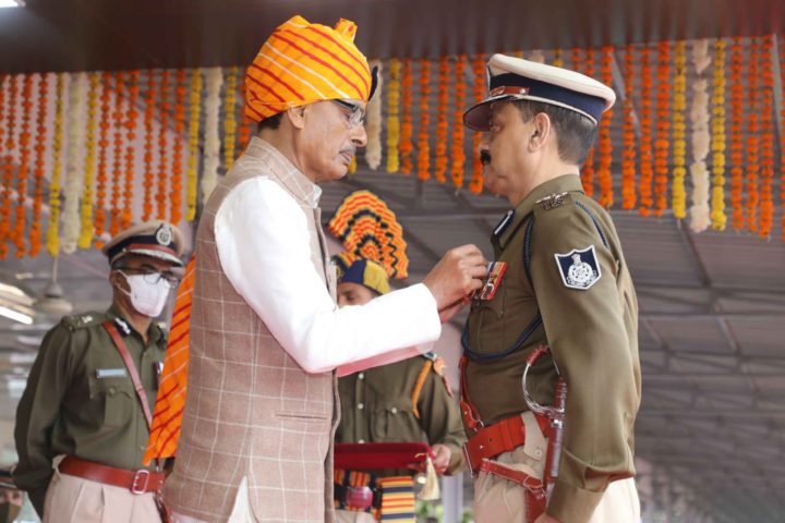 CM Chouhan Decorates Senior IPS Arvind Saxena with President’s Police Medal for Gallantry