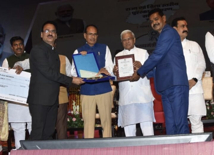 Barwani collector Shivraj Singh conferred with CM Excellence Award